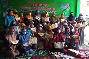 Bersama peserta pelatihan decoupage. (ist) - Aminah Hadi Dorong Decoupage Sebagai Gerakan Industri Rumahan