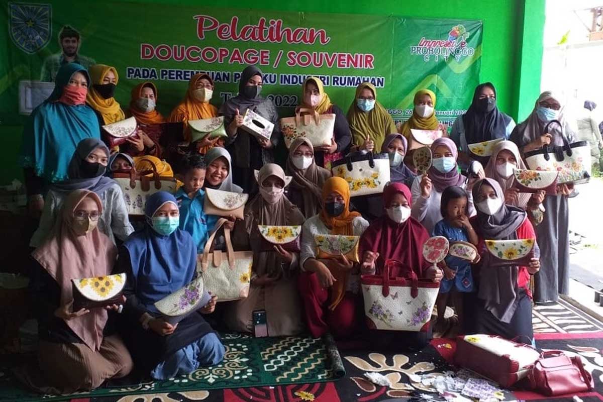 Bersama peserta pelatihan decoupage. (ist) - Aminah Hadi Dorong Decoupage Sebagai Gerakan Industri Rumahan