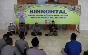 Binrohtal secara rutin di Masjid Al Hafidz Polres Tulungagung yang dilaksanakan setiap hari Kamis usai pelaksanaan apel pagi. (memo x/and) - Polres Tulungagung Gelar Binrohtal di Masjid Al-Hafidz