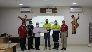 Bumi Suksesindo Terima Penghargaan “Zero Accident” Dari Gubernur Jawa Timur