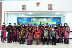 Bunda PAUD Kota Malang, Widayati Sutiaji, SSos, foto bersama Pengurus Pokja Bunda PAUD. (ist) - Kukuhkan Pokja PAUD, PKK Kota Malang Bersinergi di Bidang Pendidikan PAUD