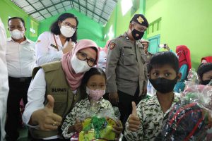 Bupati Blitar saat meninjau vaksinasi anak di Madrasah Ibtidaiyah Jauharotul Tolib Desa Purworejo Sanankulon Kecamatan Sanankulon Kabupaten Blitar, Rabu (12/1/2022). (Foto: Sholeh) - Bupati Blitar Targetkan Vaksinasi Anak 6-11 Tahun Selesai Bulan Ini