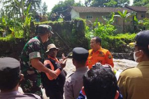 Bupati Hendy beserta rombongan saat meninjau lokasi jembatan yang hanyut tersapu banjir. (ist) - Bupati Jember Tinjau Lokasi Jembatan Ambruk Pasca Diterjang Banjir