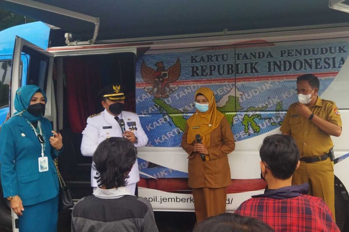 Bupati Hendy melauching kendaraan operasional khusus pelayanan Adminduk di Alun-alun Kabupaten Jember. (ist) - Dispendukcapil Kabupaten Jember Luncurkan Mobil e-KTP