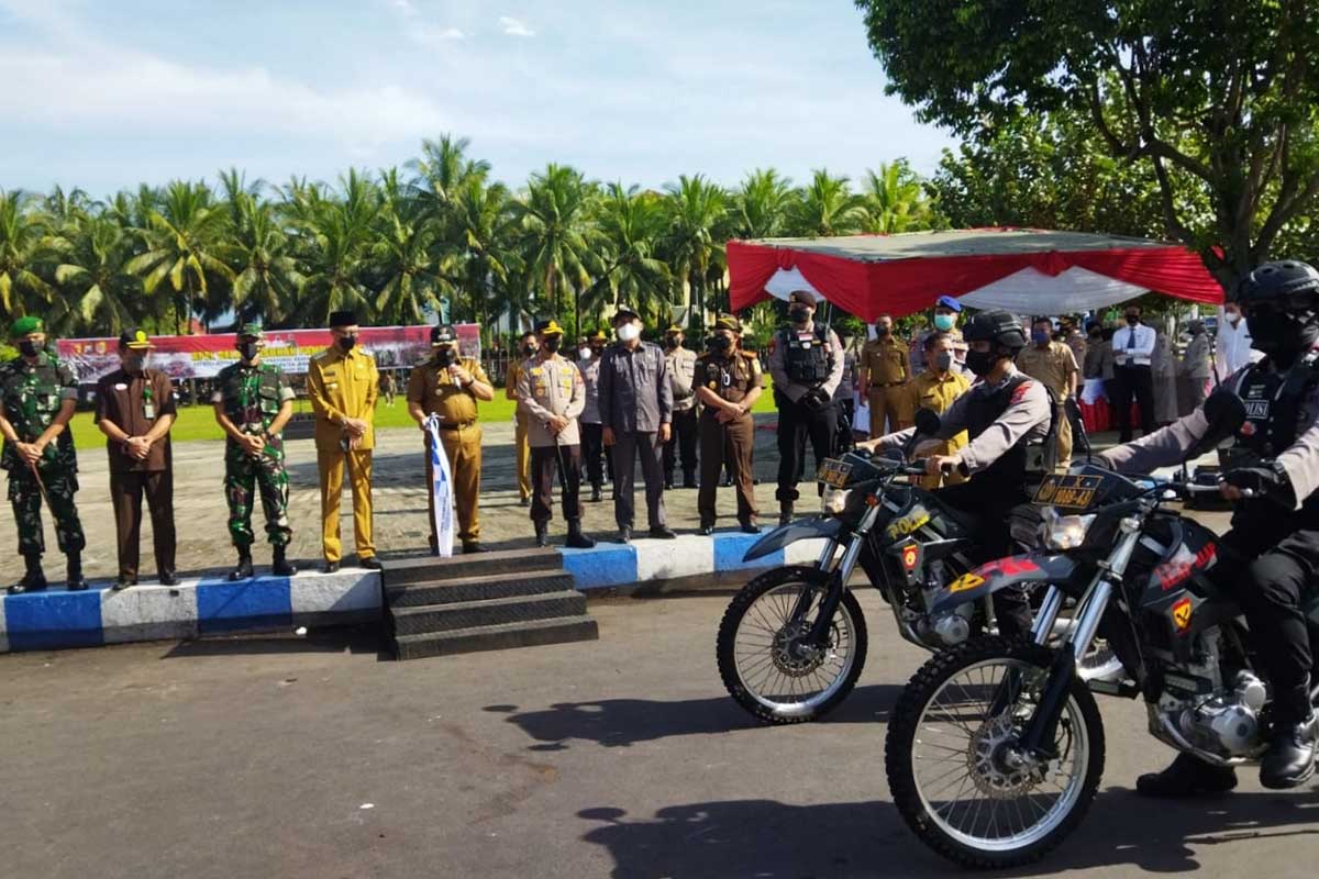 Bupati Hendy memberangkatan tim Pamor Keris wilayah Kabupaten Jember. (ist) - Pemkab Jember Gelar Apel Gelar Pasukan Pamor Keris, Tegakkan Prokes Bagi Warga