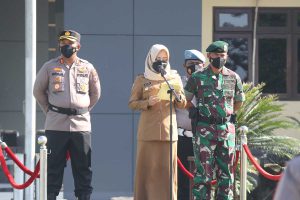 Bupati Ikfina saat Apel Pasukan Patroli Penegakan Protokol Kesehatan di Masyarakat (Pamor Keris), di halaman Mapolres Kabupaten Mojokerto, Senin (24/01/2022) - Forkopimda Gelar ‘Pamor Keris’ Antisipasi Penyebaran Varian Omicron