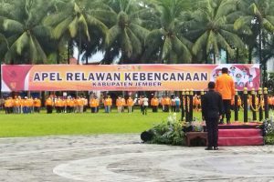 Bupati Jember Hendy Siswanto, memimpin apel relawan kebencanaan di lapangan alun-alun Jember. (ist) - Tanggap Potensi Bencana, Pemkab Jember Gelar Apel Relawan Kebencanaan