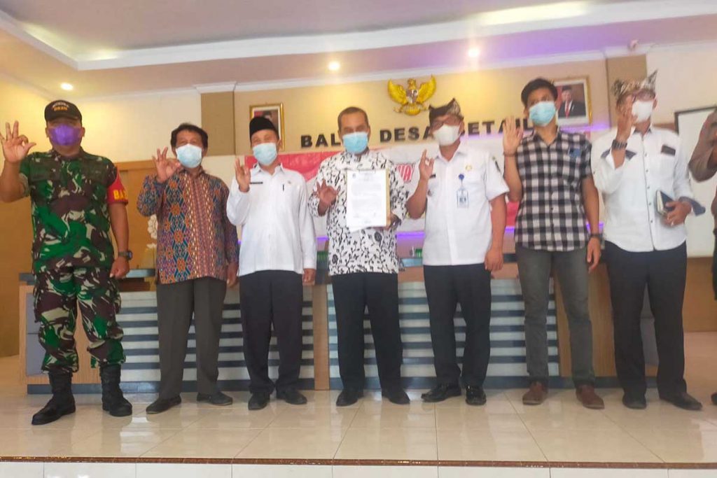 Camat Genteng, Satrio (tengah) bersama Kepala Desa Setail, Saifuddin dan Forpimka Genteng usai menggelar Musyawarah Desa Setail. (Foto: Kuryanto) - 156 Keluarga Kurang Mampu Desa Setail Bakal Dapat BLT