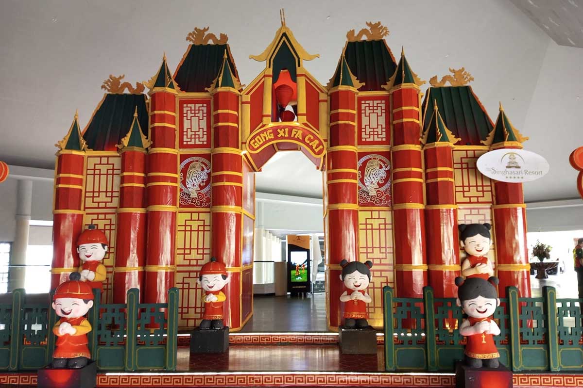 Chinese Gate, dekorasi imlek di Hotel Singhasari Batu. (ws3) - Hotel di Batu Tampil Dengan Nuansa Imlek