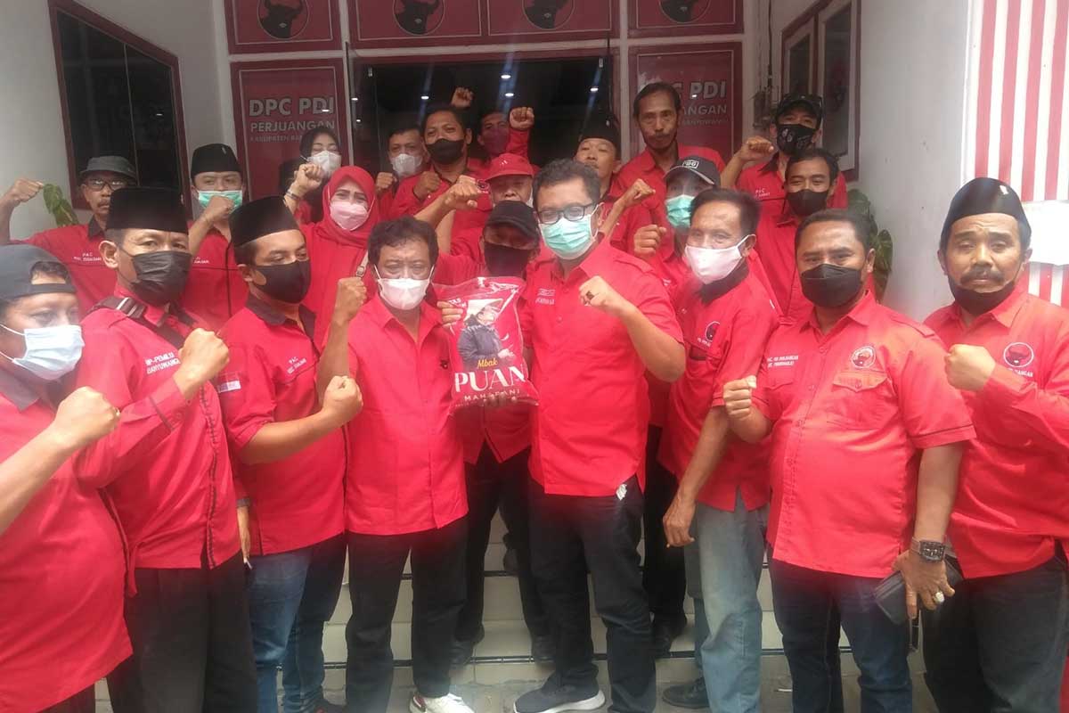 DPC PDI Penjuangan Banyuwangi Bagian Ribuan Paket Beras Bantuan Dari Puan Maharani