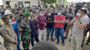 Demo warga ke Pertamina. (ist) - Warga Kampung Miliarder Menyesal Jual Tanah dan Tagih Janji Pekerjaan, Begini Tanggapan Pertamina