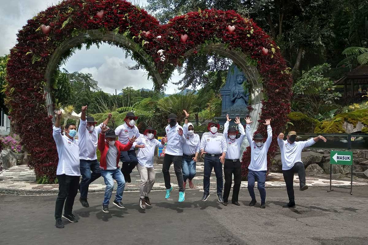 Dewan Pengurus APEKSI foto bersama di Taman Rekreasi Selecta. (ws3) - Rangkaian Kegiatan Dewan Pengurus Apeksi di Kota Batu Berlangsung Sukses