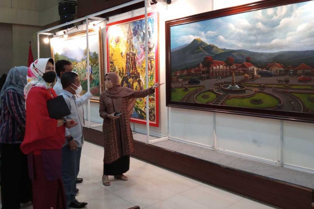 Dewanti Rumpoko dan Forkompimda menikmati lukisan. (ws3) - ER dan DR Ultah Pernikahan, 16 Pelukis Batu Beri Kado Pameran Lukisan