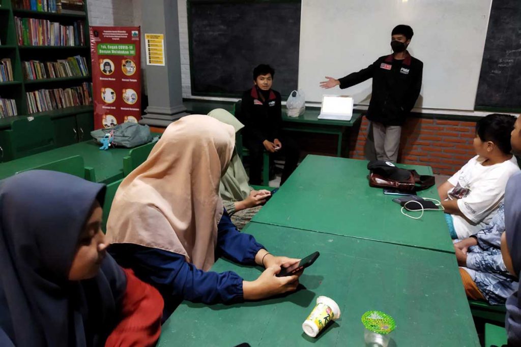 Dokementasi sosialisasi kepada anak-anak panti asuhan. (Foto: dokumen ribadi) - Mahasiswa PMM UMM Berikan Sosialisasi Pola Pikir Positif di Panti Asuhan