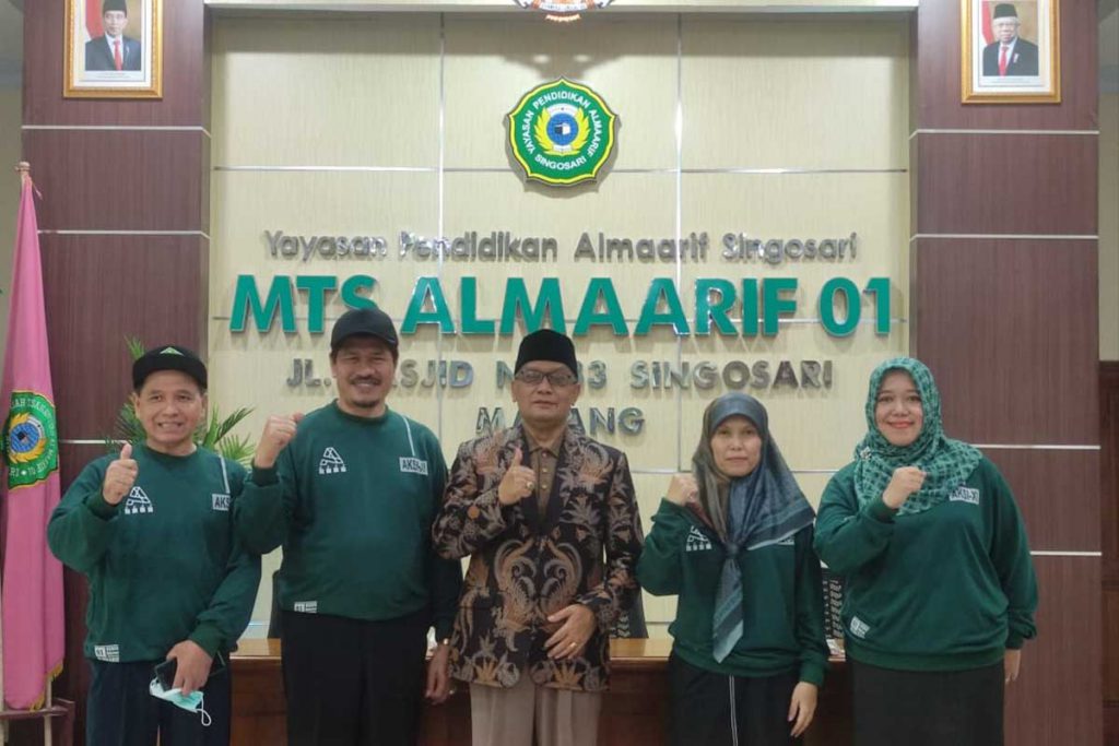 Drs Ode Saeni Al Idrus, MAg, Dr H Musta’in, MAg, KH. Anas Noor Salim, SH, MH, Dwi Retno Palupi, MPd dan Yuli Nur Rohmawati, MPd. (rhd) - Ribuan Siswa SD/MI Meriahkan Try Out Akbar & AKSI XI MTs Almaarif 01 Singosari
