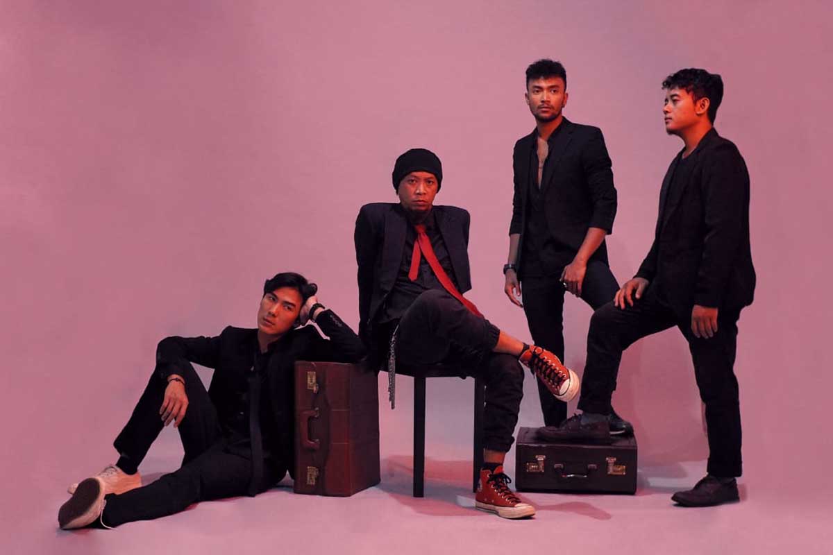 Eternity bersama satu grup sedang berpose bersama. (ist) - Eternity Rilis Single 'No More Time' dan Vokalis Anyar