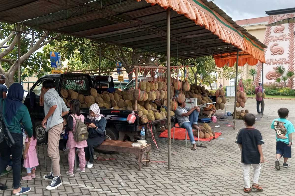 Festival durian murah, di parkiran Jatim Park 3. (ws3) - Sambut Imlek, Dino Park Gelar Festival Durian Murah