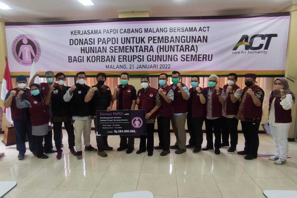 Foto bersama anggota PAPDI Cabang Malang dengan ACT Malang. (rhd) - PAPDI Malang Gandeng ACT Bangun 32 Shelter Bagi Korban Semeru