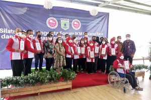 Foto bersama penerima sertifikat halal. (ws3) - Puluhan Industri Kecil Menengah se-Malang Raya Terima Sertifkat Halal di Batu