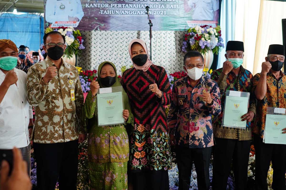 Foto bersama perwakilan penerima sertifikat. (ist) - Lega, Petani Dusun Kekep Bumiaji Terima Sertifikat Redistribusi Tanah