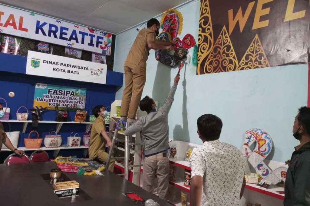 Galeri Ekonomi Kreatif, di lantai 1 satu Batu Tourism Mall. (ws3) - Disparta Batu Bikin Spot Selfie, Gaet Wisatawan Kunjungi Batu Tourism Mall