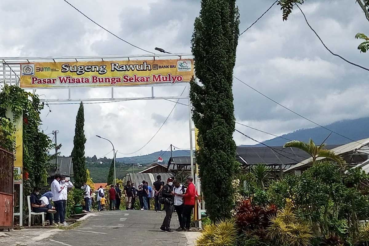 Gerbang masuk pasar wisata Kelompok Tani Sekarmulyo. (ws3) - Valentine Sebulan Lagi, Permintaan Mawar Pot Mulai Meningkat