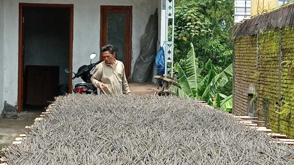 Giman, salah satu pengerajin dupa di Desa Dalisodo Wagir yang masih bertahan memproduksi dupa hingga sekarang. (bob) - Sentra Produksi Dupa di Gesa Dalisodo Wagir ‘Kembang Kempis’ Akibat Pandemi