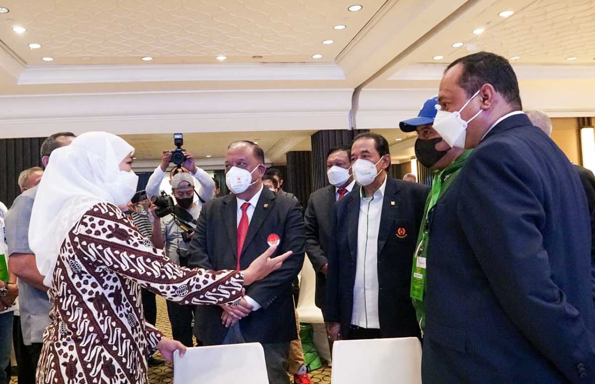 MUSORPROV: Gubernur Jatim Khofifah Indarparawansa usai beramahtamah dengan para pimpinan Koni usai membuka Musorprov KONI Jatim Tahun 2022 di Hotel Bumi Surabaya, Rabu (26/1) - Gubernur Jatim Minta Atlet Jadikan Olahraga Alat Pererat Persatuan Bangsa - KONI Jatim Gelar Musorprov Tahun 2022