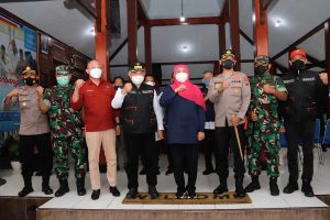 Gubernur Jatim bersama Bupati Malang dan jajarannya. (hms) - Gubernur Jatim-Bupati Malang Rapat Terbatas Penanganan Pasien Omicron
