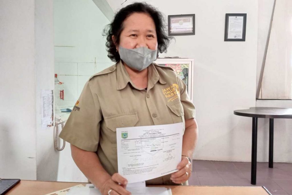 HRD Jawa Timur Park 2, Nur Asmeidaranie, menunjukkan hasil pemeriksaan tracing Omicron. (ws3) - Antisipasi Omicron, Dinkes Tracing Obyek Wisata Batu, Seorang Diduga Positif