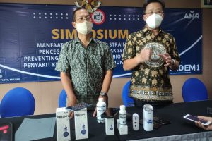 Direktur PT Agro Mitra Alimentare (AMA) produsen PROEM-1, Apt Recta Geson, S,SI (kanan) bersama Apt Tjie Kok SSi, MSi PhD, menjawab pertanyaan awak media. - Probiotik Multistrain ProEm-1 Mampu Cegah Covid-19 Daripada Mengobati