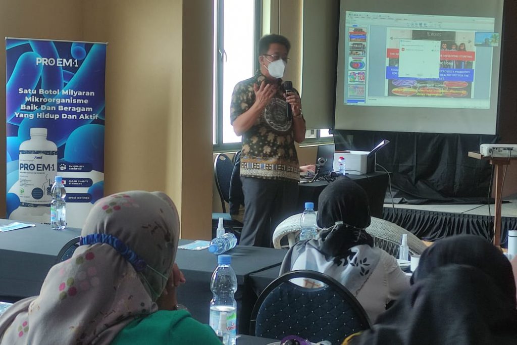Direktur PT Agro Mitra Alimentare (AMA) produsen PROEM-1, Apt Recta Geson, S,SI memberikan penjelasan kepada peserta simposium.