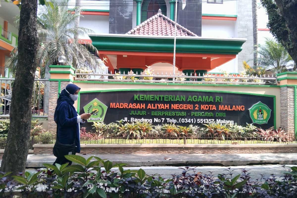 Ilustrasi MAN 2 Kota Malang tampak dari depan. (jaz) - Dua Pekan PTM 100 Persen, Siswa MAN 2 Kota Malang Kembali Daring
