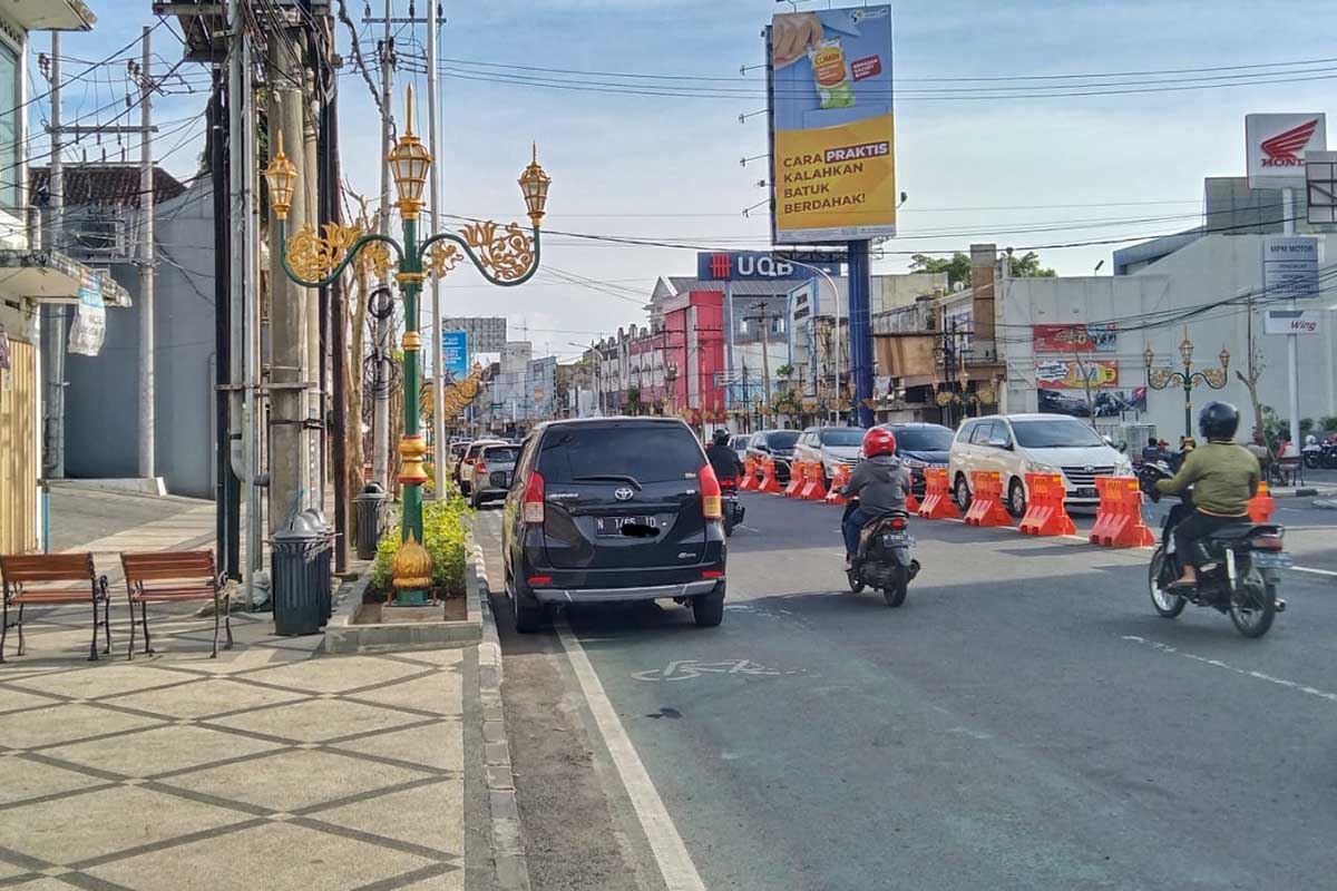 Ilustrasi parkir mobil di tepi Jalan Jendral Basuki Rahmat. (jaz) - Parkir Masuk di Perkampungan Kayutangan, Dishub: Kami Tak Bisa Larang