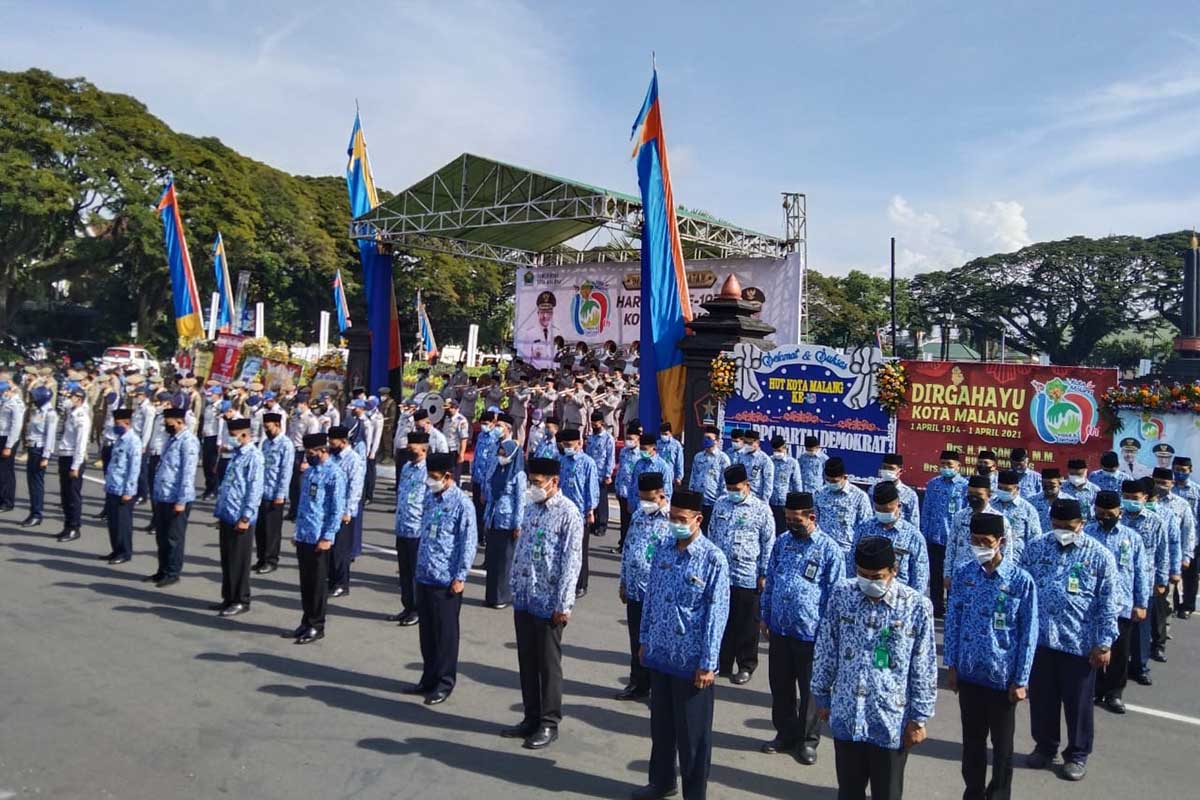 Ilustrasi pegawai ASN Pemkot Malang sedang melaksanakan apel di depan Balaikota Malang. (jaz) - Sutiaji Sebut Gaji PPPK Ditanggung Daerah Jelas Jadi Beban APBD