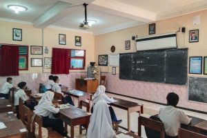 Ilustrasi siswa masuk sekolah di Kota Malang. (jaz) - Pekan Depan Kota Malang PTM 100 Persen, Durasi Empat-Lima Jam