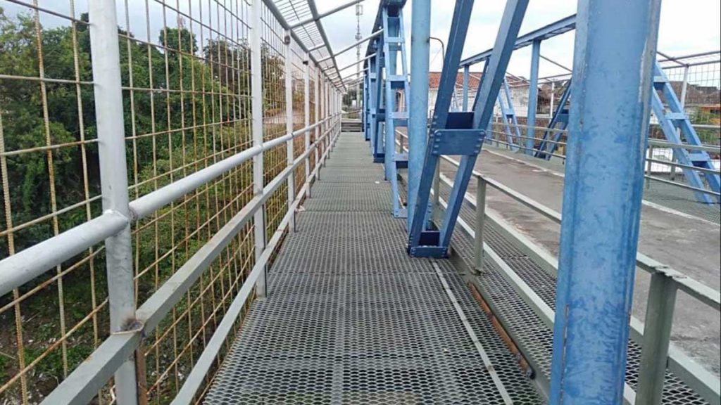Jalur aman bagi pejalan kaki Jalur aman bagi pejalan kaki. (ist) - Renovasi Jembatan Pelor Tuntas, Ada Jalur Motor dan Pejalan Kaki