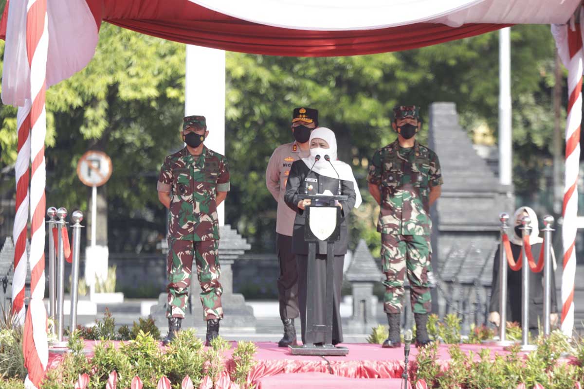 PIMPIN APEL PASUKAN: Jawa Timur, Khofifah Indar Parawansa dalam apel gelar yang berlangsung di Makodam V/Brawijaya, Surabaya pada Senin (24/1/2022) - Cegah Omicron, Pangdam Brawijaya Bentuk Satgas Pamor Keris
