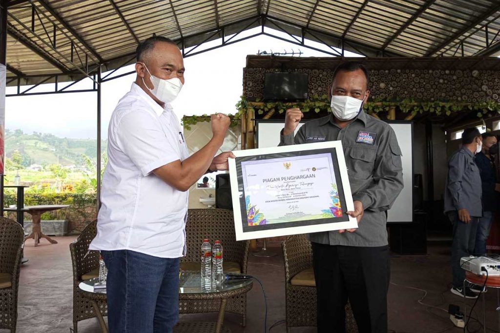Kades Tulungrejo, saat menerima penghargaan dari Kemenparekraf RI. (ws3) - Belasan Desa Wisata di Batu Terima Penghargaan Kemenparekraf RI