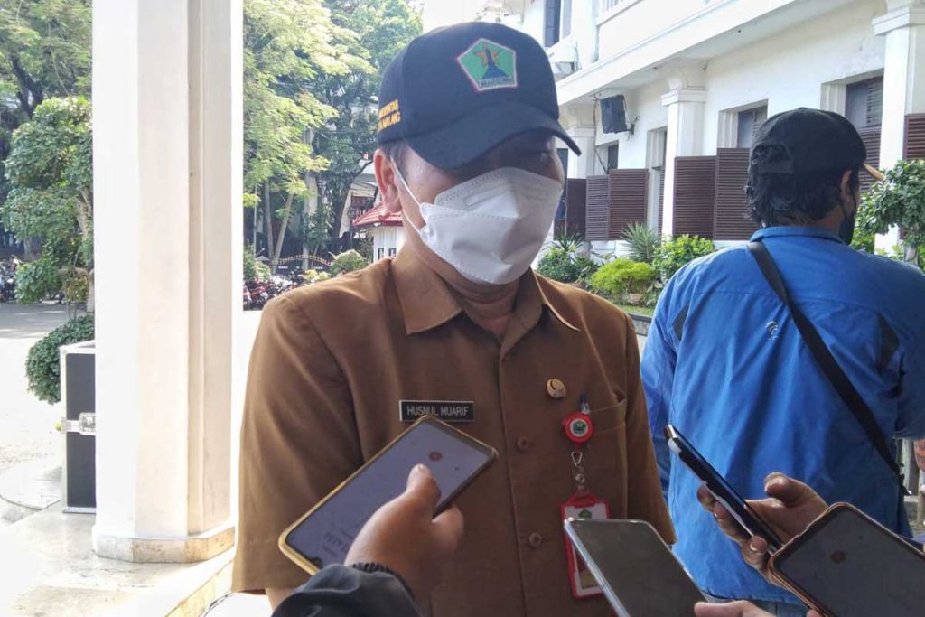 Kadinkes Kota Malang, dr Husnul Muarif jelaskan rencana Isoter SKB. (jaz) - Penambahan Kasus, Pemkot Siapkan Isoter SKB