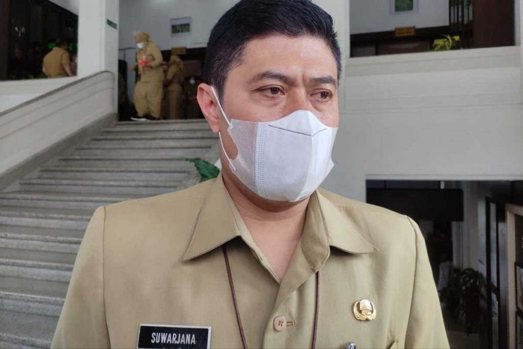 Kadisdikbud Kota Malang, Suwarjana, menjawab pertanyaan awak media. (rhd) - Pekan Depan Kota Malang PTM 100 Persen, Durasi Empat-Lima Jam