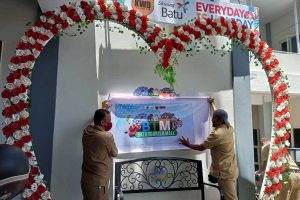 Kadisparta Batu Arief As Siddiq, memasang banner di spot selfie. (ws3) - Disparta Batu Bikin Spot Selfie, Gaet Wisatawan Kunjungi Batu Tourism Mall