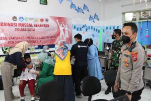 Kapolres Batu meninjau pelaksanaan vaksinasi anak. (ist) - Laksanakan Perintah Kapolri, Polres Batu Genjot Vaksinasi Anak
