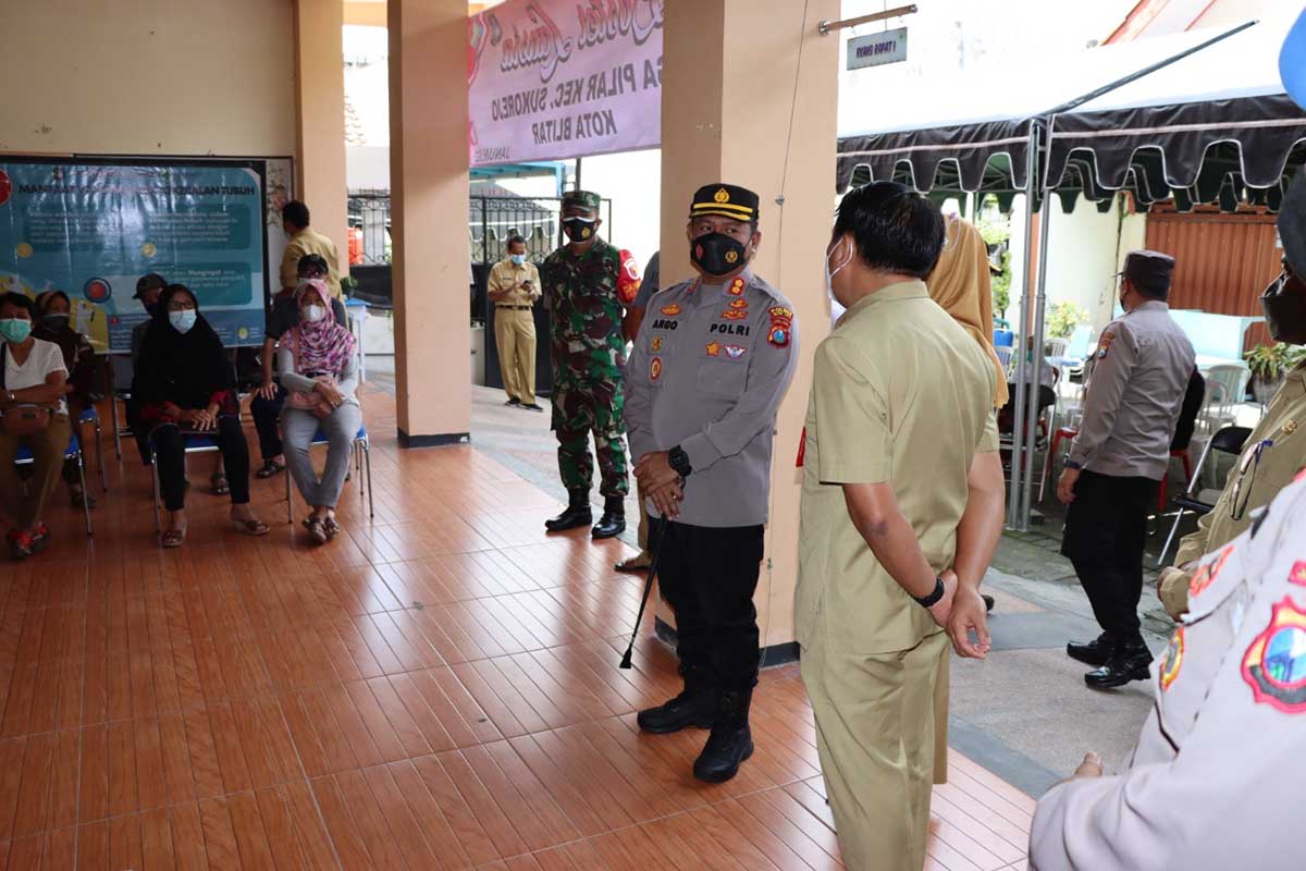 Kapolres Blitar Kota AKBP Argowiyono melakukan asistensi pelaksanaan vaksin booster atau tahap tiga bagi lansia. (leh) - Asistensi Vaksinasi Booster, Kapolres Blitar Kota Targetkan Segera Terpenuhi