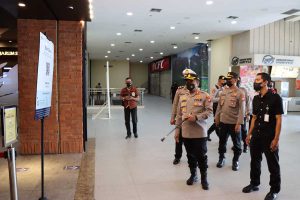 Kapolres Blitar Kota AKBP Argowiyono mengecek prokes di tempat fasilitas umum - Hari Pertama Menjabat, Fasum Jadi Sasaran Kapolres Blitar Kota