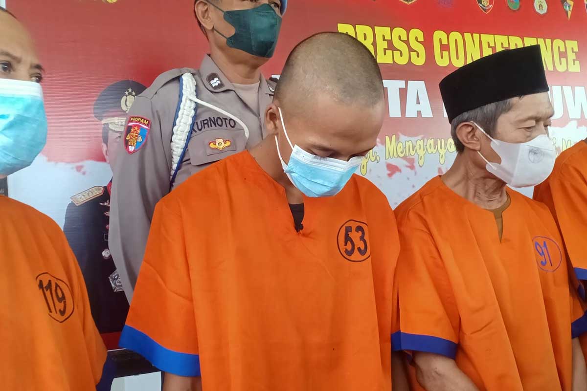 Kapolresta Banyuwangi ketika menggelar Pers Conference pengungkapan kasus pencabulan bertempat di Mapolresta Banyuwangi, Kamis (13/1/2022). (Foto: Aras Sugiarto) - Sodomi Anak Di Bawah Umur, Penimbang Ikan Masuk Bui - Sodomi Anak Dibawah Umur, Penimbang Ikan Masuk Bui