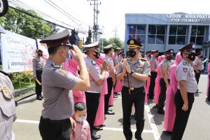 Kapolresta Makota Kombes Pol Budi Hermanto SIK MSi, bersama Ketua Cabang Bhayangkari Malang Kota, Ny Enic Budi Hermanto, mengapresiasi anggota yang naik pangkat. (ist) - Puluhan Anggota Polresta Makota Naik Pangkat, Termasuk Kapolresta