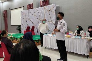 Kasatresnarkoba memberikan sosialiasi kepada karyawan hotel. (ist) - Polres Batu Sidak dan Tes Urine Hotelier, Antisipasi Penyalahgunaan Narkoba