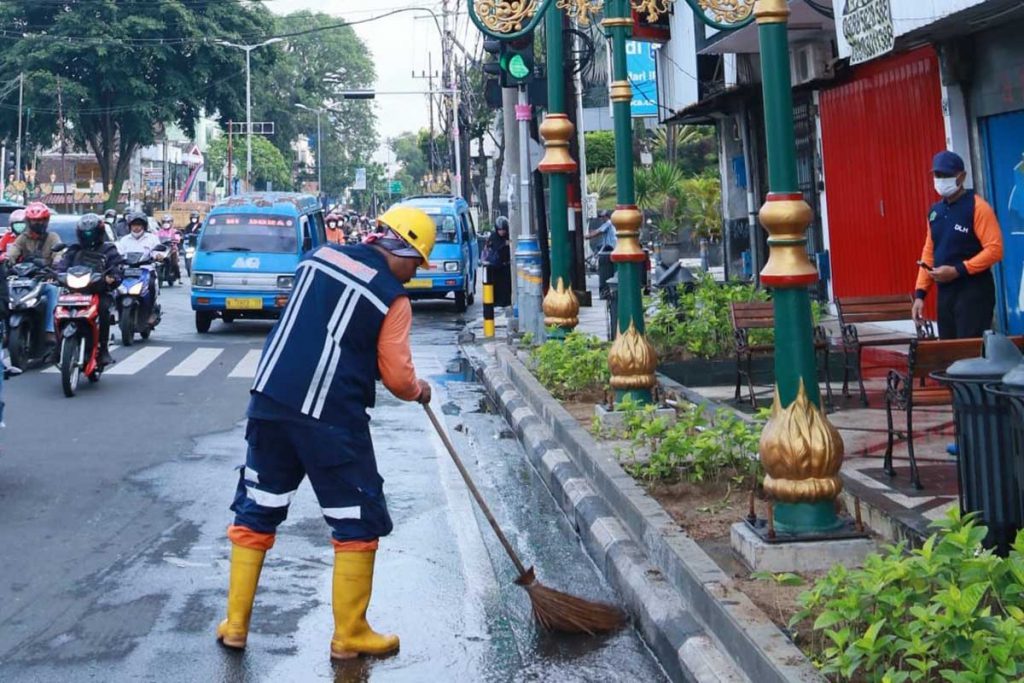 Kebersihan jalan tak luput dari jangkauan personel DLH. (ist) - Pemkot Malang Rutin Bersihkan Koridor Kayutangan, Puntung Rokok Berserakan