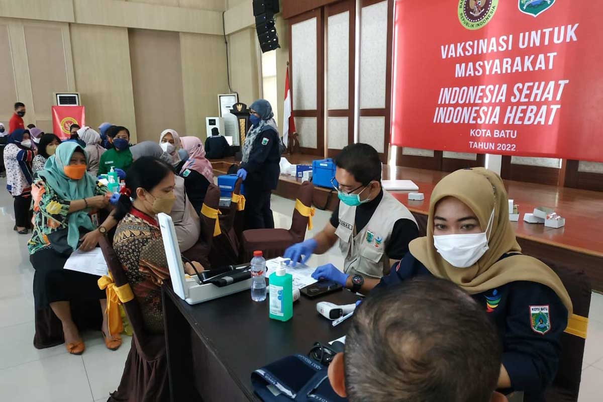 Kegiatan vaksinasi ASN di Balai Kota Among Tani. (ws3) - Dinkes Batu Anggarkan Penanganan Covid-19 Tahun 2022 Hampir Rp4,5 Milyar